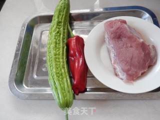 苦瓜炒瘦肉的做法步骤：1