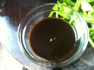 葱烧海白虾的做法步骤：2