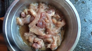 青椒炒肉的做法步骤：2
