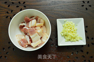 苦瓜炒五花肉片的做法步骤：2