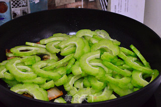 苦瓜炒五花肉片的做法步骤：5