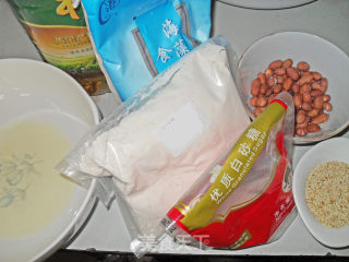 剩蛋白好去处——花生碎薄脆片的做法步骤：1