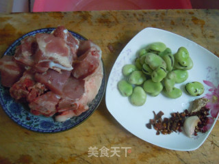 清热利湿好豆子---蚕豆炖排骨的做法步骤：1