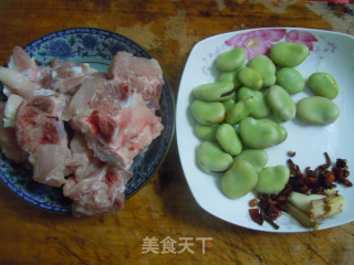 清热利湿好豆子---蚕豆炖排骨的做法步骤：2
