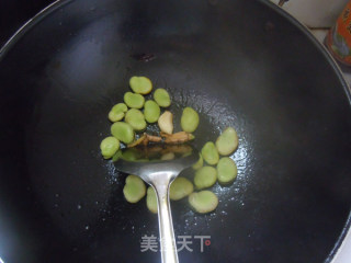 清热利湿好豆子---蚕豆炖排骨的做法步骤：5