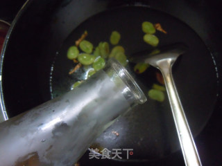 清热利湿好豆子---蚕豆炖排骨的做法步骤：7