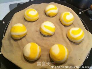 金灿灿的双色南瓜豆沙包的做法步骤：10