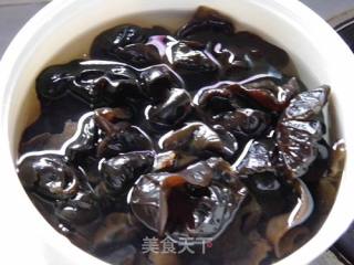苦瓜拌秋耳的做法步骤：1