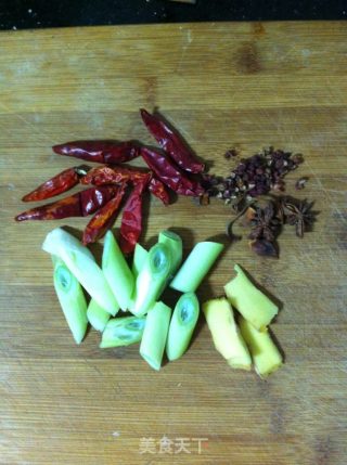 黄芽梗烧鱼肚的做法步骤：1