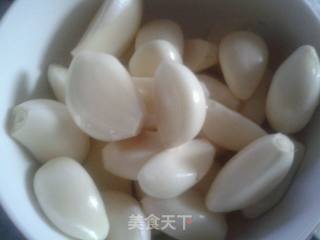 蒜瓣烧牛蛙的做法步骤：3