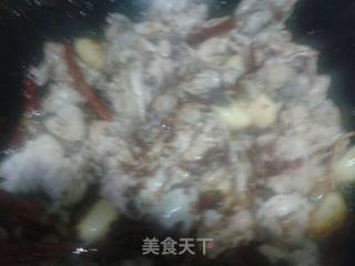 蒜瓣烧牛蛙的做法步骤：10