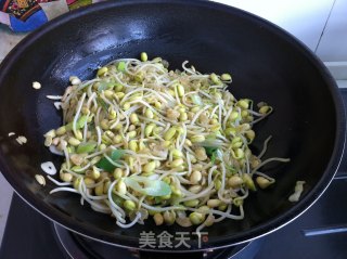 黄豆芽炒饭的做法步骤：2