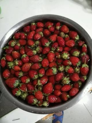 自制草莓酱的做法步骤：1