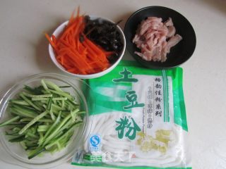 黑椒肉丝炒土豆粉的做法步骤：1