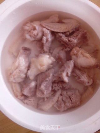 排骨鸡翅盖烧饭的做法步骤：1