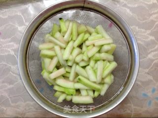 西瓜皮系列二------酸甜脆脆西瓜皮泡菜的做法步骤：1