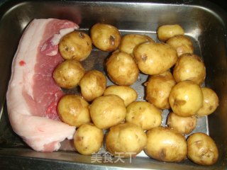 肉烧小土豆的做法步骤：1
