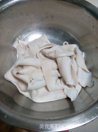 自制美味猪皮冻的做法步骤：1