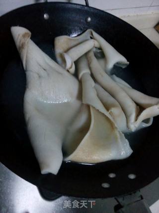 自制美味猪皮冻的做法步骤：2