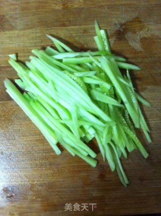 麻酱凉面的做法步骤：1