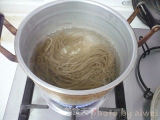 西红柿鸡蛋炖粉条的做法步骤：2
