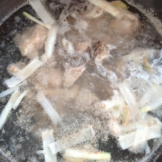 红烧排骨海带的做法步骤：1