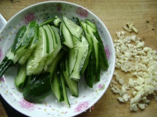 清炒黄瓜片【夏日快手菜】的做法步骤：3