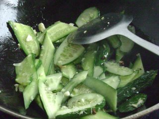 清炒黄瓜片【夏日快手菜】的做法步骤：5