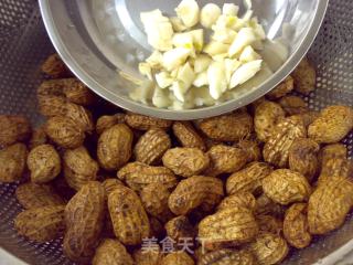 落花生：五香卤花生的做法步骤：1