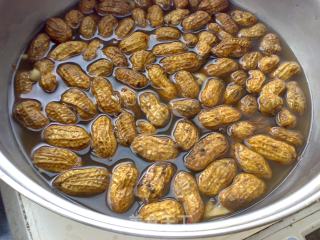 落花生：五香卤花生的做法步骤：5