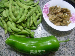青椒榨菜炒毛豆的做法步骤：1
