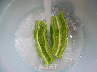 青椒榨菜炒毛豆的做法步骤：3