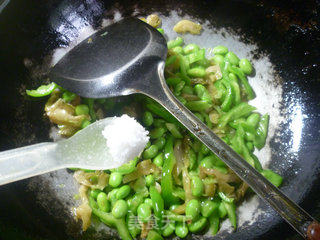 青椒榨菜炒毛豆的做法步骤：9