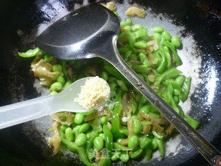 青椒榨菜炒毛豆的做法步骤：10