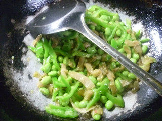 青椒榨菜炒毛豆的做法步骤：11
