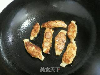 煎锅贴的做法步骤：9
