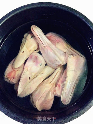 私房麻辣鸭头的做法步骤：1