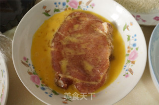 老爸的拿手老三样，跟着舌尖一起吃上海炸猪排的做法步骤：3