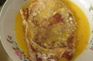 老爸的拿手老三样，跟着舌尖一起吃上海炸猪排的做法步骤：5