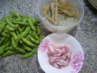 五花肉羊尾笋炒毛豆的做法步骤：1