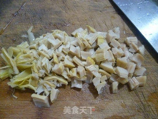 五花肉羊尾笋炒毛豆的做法步骤：3