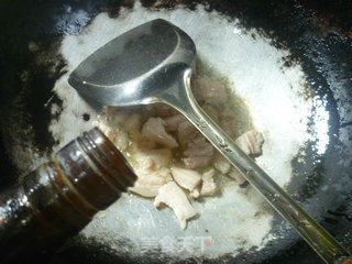 五花肉羊尾笋炒毛豆的做法步骤：5