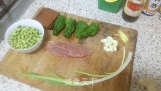 毛豆香干青椒肉丝的做法步骤：1