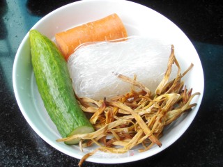 黄花菜拌粉丝的做法步骤：1