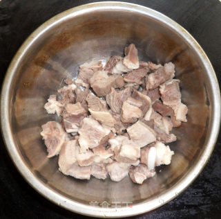 泡椒牛腩烧萝卜的做法步骤：1
