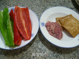里脊肉香干炒双椒的做法步骤：1