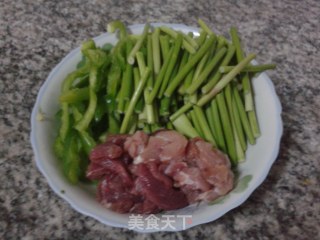 蒜薹肉丝的做法步骤：1