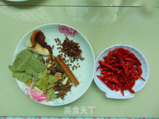 麻辣卤鸡爪的做法步骤：2