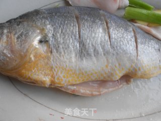 清蒸黄花鱼的做法步骤：1
