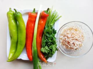 经典家常下饭菜——尖椒拌虾皮的做法步骤：1